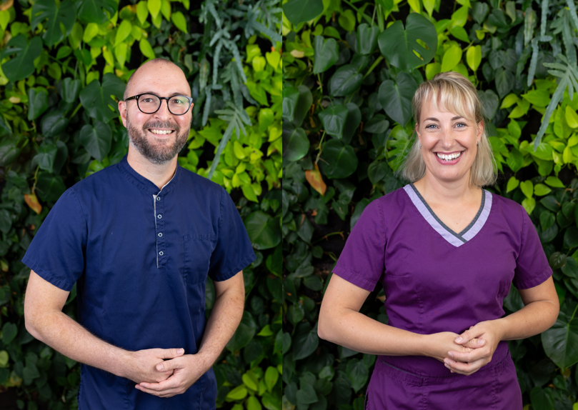 Twee collega's van Weideveld Tandheelkunde voor een groene plantenwand